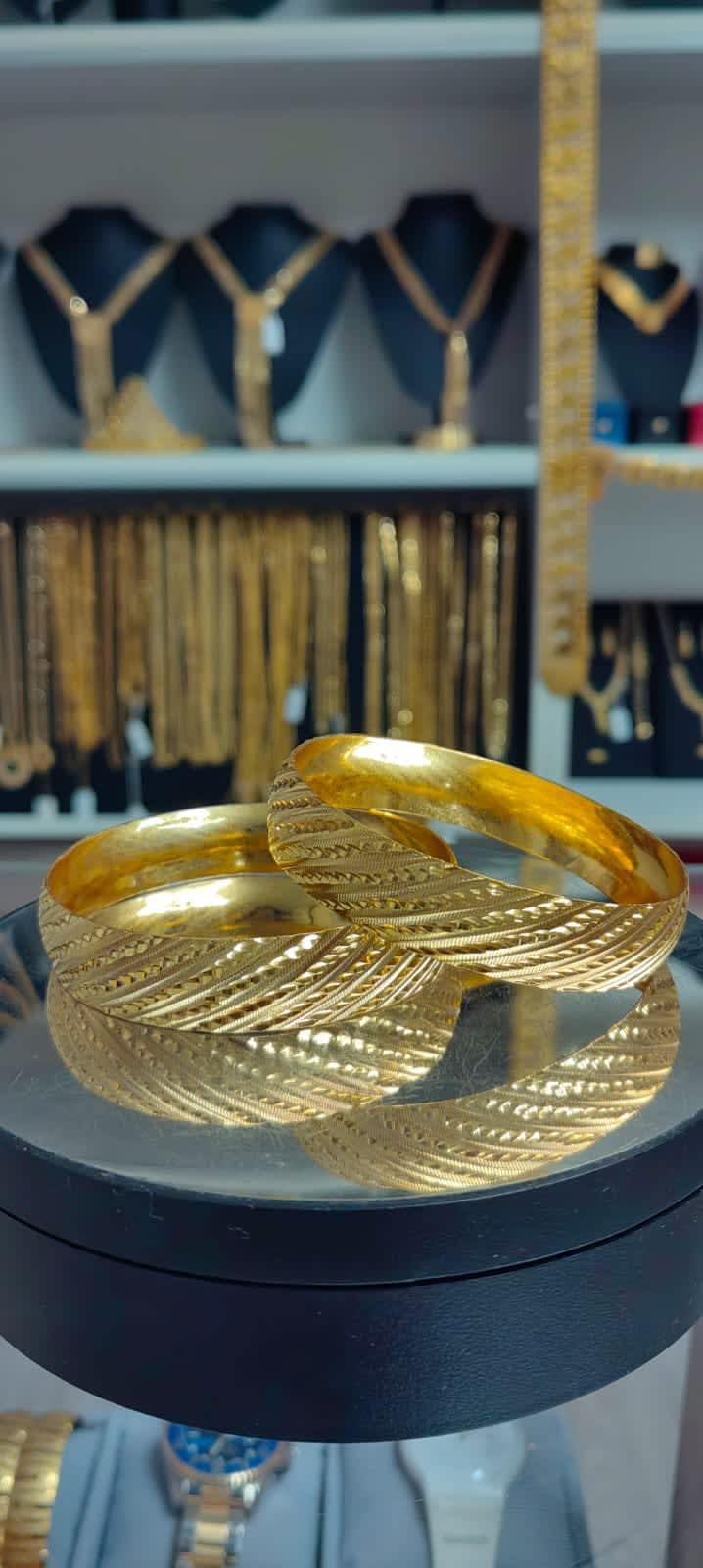 Zarif 1.50 cm bilezik BL15004, parlak gold rengiyle bileğinize şıklık katıyor.