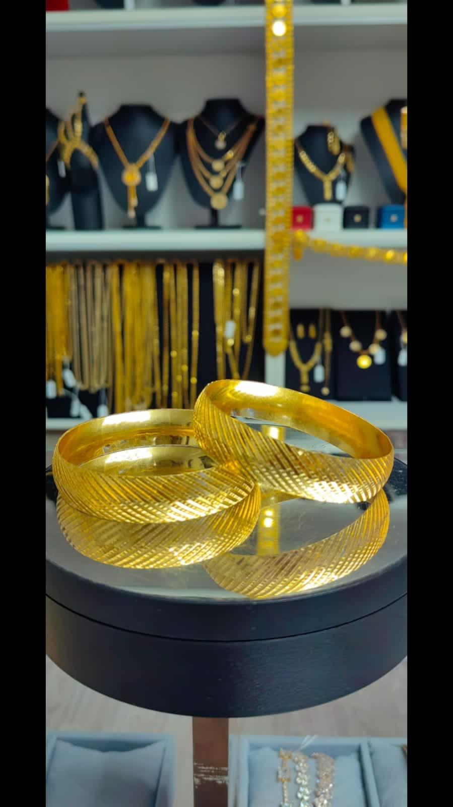 Parlak 1.50 cm bilezik BL15010, zarif ve modern tasarımıyla öne çıkan şık bir takıdır.