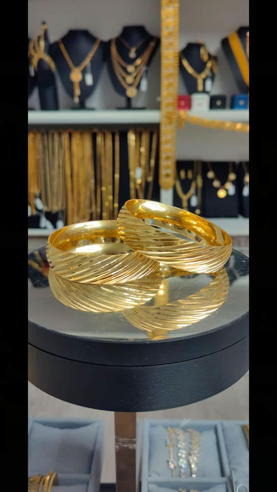 Parlak 1.50 cm bilezik BL15045, zarif ve modern tasarımıyla bileğinizde şıklık yaratır.